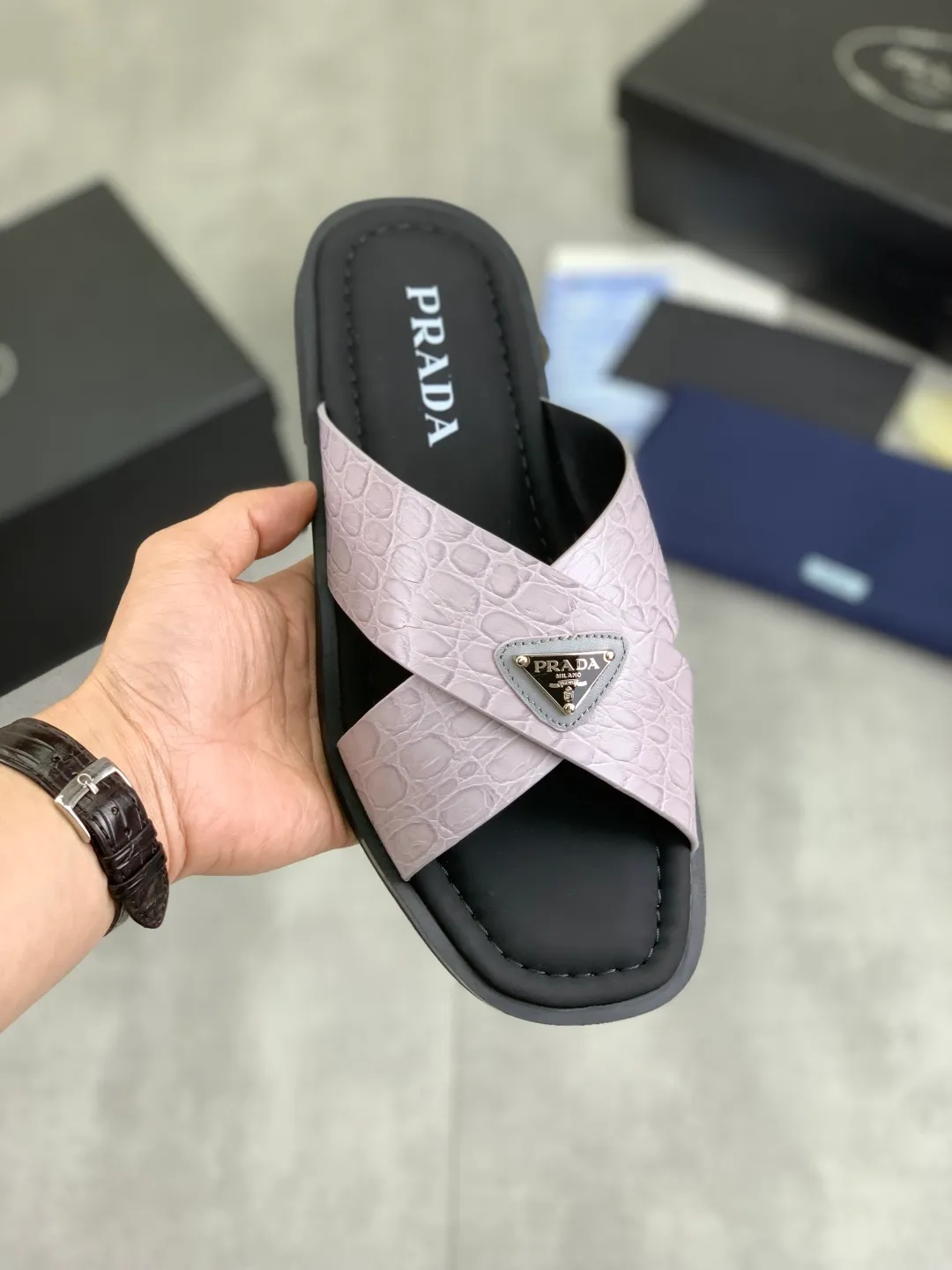 Men's shoes 💰P320💰【New style】🎁🎁🎁 PRADA Prada's new casual slippers, original official website 1:1, perfect workmanship, conveying a kind of noble luxury, sublimating its definition of luxury in Prada's high-end extraordinary craftsmanship. Original combination outsole, size: 39-46 colors 🉑️ to choose from